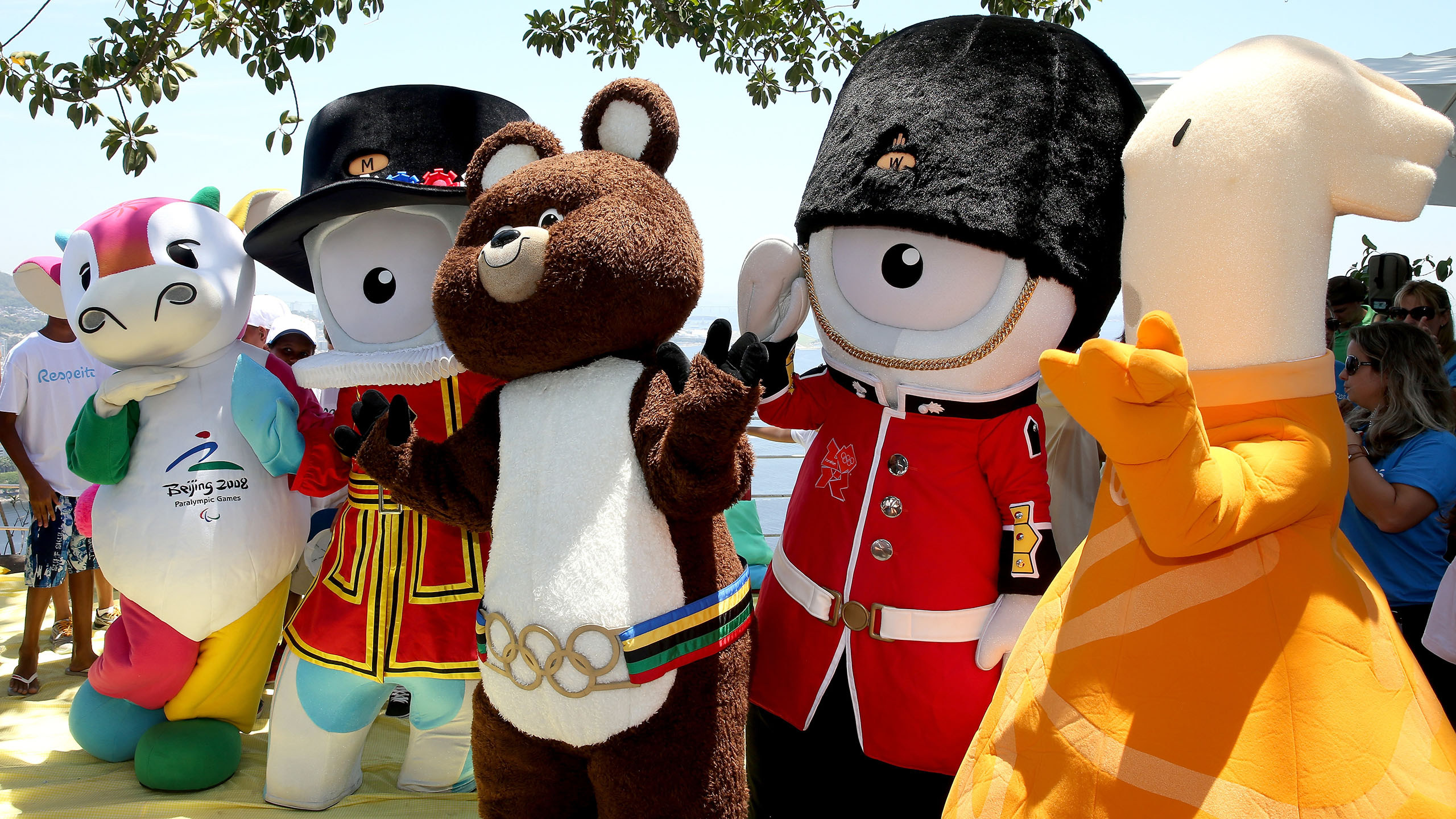 Friends of Rio 2016 – Mascots from Moscow, Athens, Beijing and London Olympic Games Visit the Sugarloaf Mountain