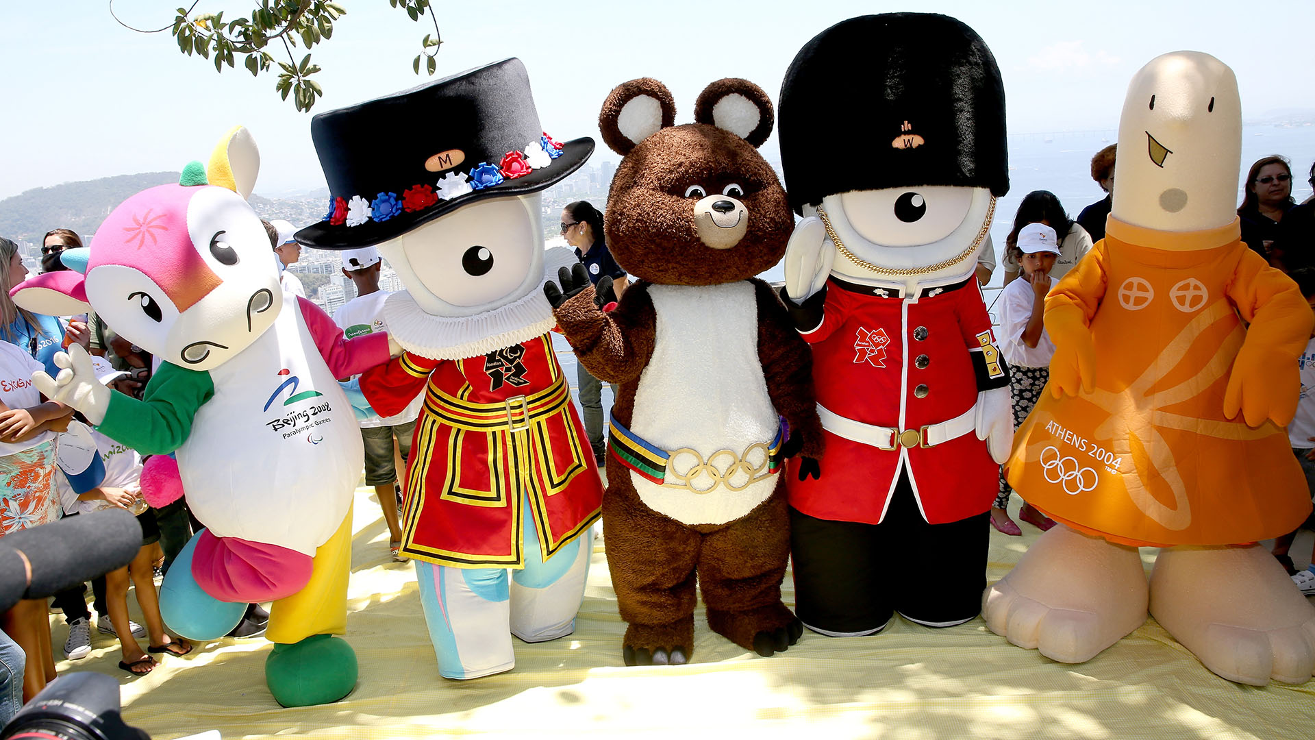 Friends of Rio 2016 – Mascots from Moscow, Athens, Beijing and London Olympic Games Visit the Sugarloaf Mountain
